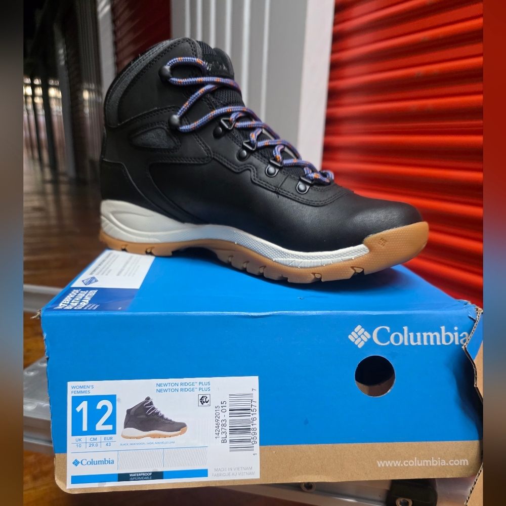 Columbia Men's Black and Tan Hiking Boots